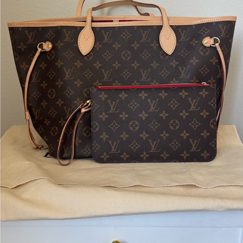 Louis Vuitton Neverfull mm, cherry interior with pouch
